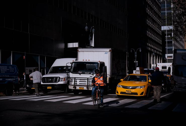 Ciclisti-e-auto-Foto-di-gdtography-da-Pexels-MobilitàSostenibile.it