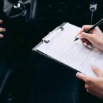 Compilare-modulo-auto-Foto-di-Mikhail-Nilov-da-Pexels-MobilitàSostenibile.it