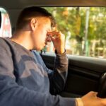 Conducente alla guida di un'auto che si stropiccia gli occhi dal sonno