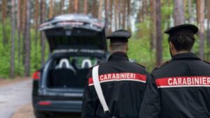 Posto di blocco e bagagliaio aperto