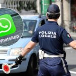 Agente con paletta durante un posto di blocco e logo whatsapp