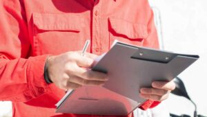 Controllo-documento-Foto-di-Kampus-Production-da-Pexels-MobilitàSostenibile.it