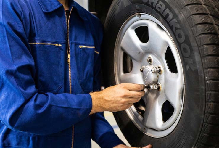 Controllo-gomme-Foto-di-Artem-Podrez-da-Pexels-MobilitàSostenibile