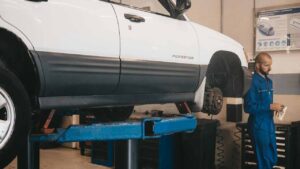 Controllo-meccanico-Foto-di-Artem-Podrez-da-Pexels-MobilitàSostenibile