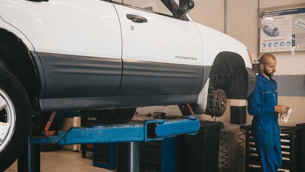 Controllo-meccanico-Foto-di-Artem-Podrez-da-Pexels-MobilitàSostenibile