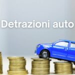 auto giocattolo che scala pile di monete e scritta "detrazioni auto"
