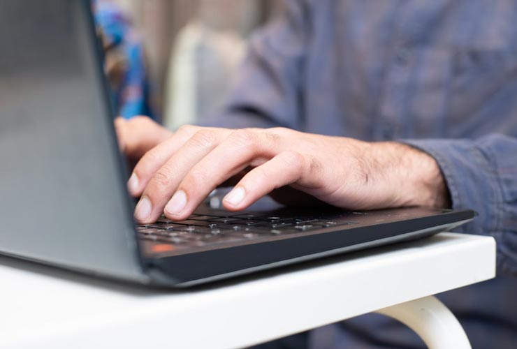 Digitare-sul-pc-Foto-di-Kampus-Production-da-Pexels-MobilitàSostenibile.it