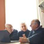 Discussione-tra-anziani-Foto-di-Andrea-Piacquadio-da-Pexels-MobilitàSostenibile