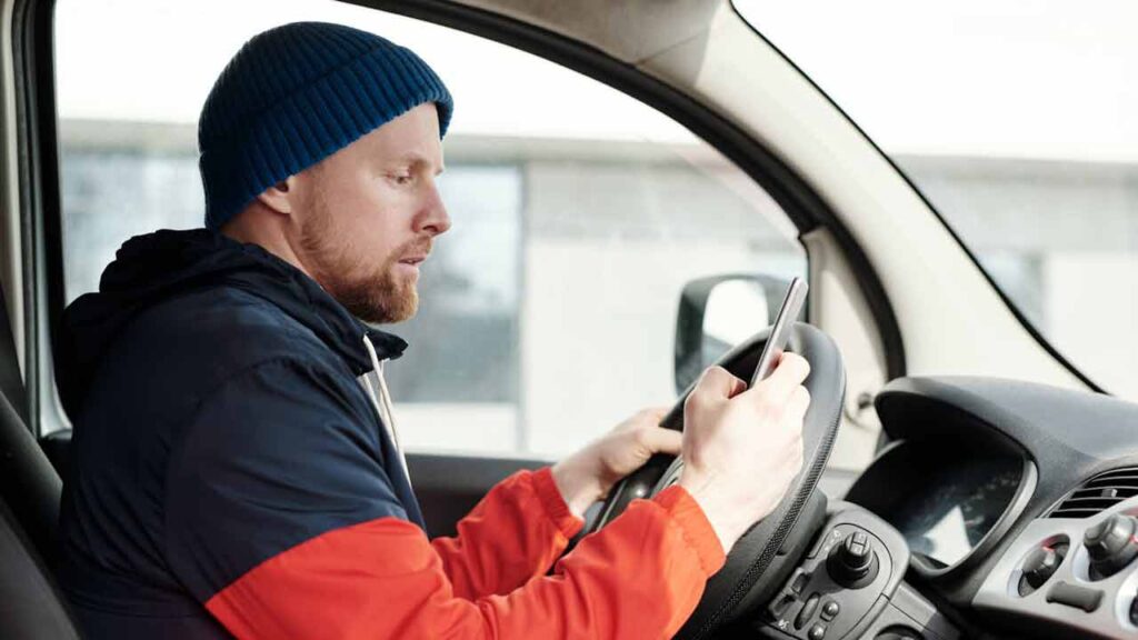 Dispositivo-obbligatorio-auto-Foto-di-Norma-Mortenson-da-Pexels-MobilitàSostenibile