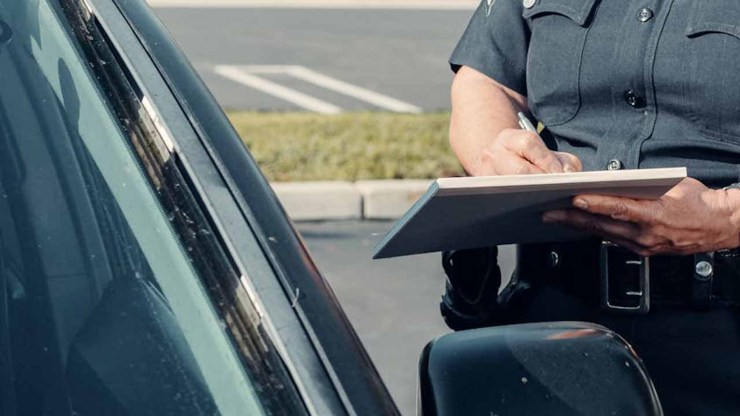 Agente che fa una multa ad un automobilista