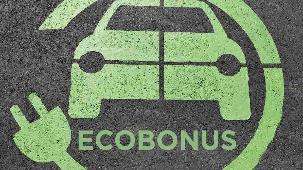 Incentivi auto elettriche, cambia tutto prima del via: il ministero dell’Ambiente mescola le carte | Aumentano i comuni