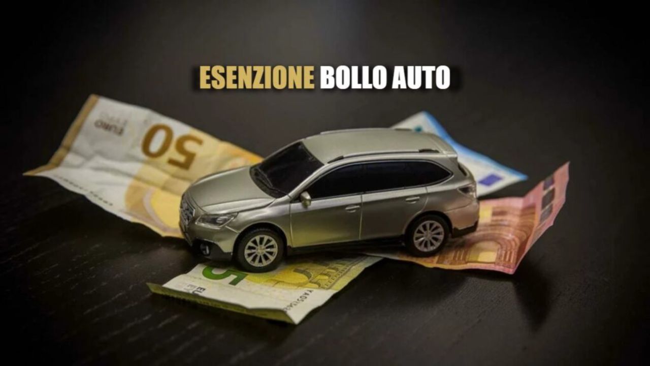 Auto giocattolo sopra banconote euro e scritta "esenzione bollo auto"