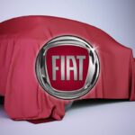 Auto sotto un telo e logo Fiat