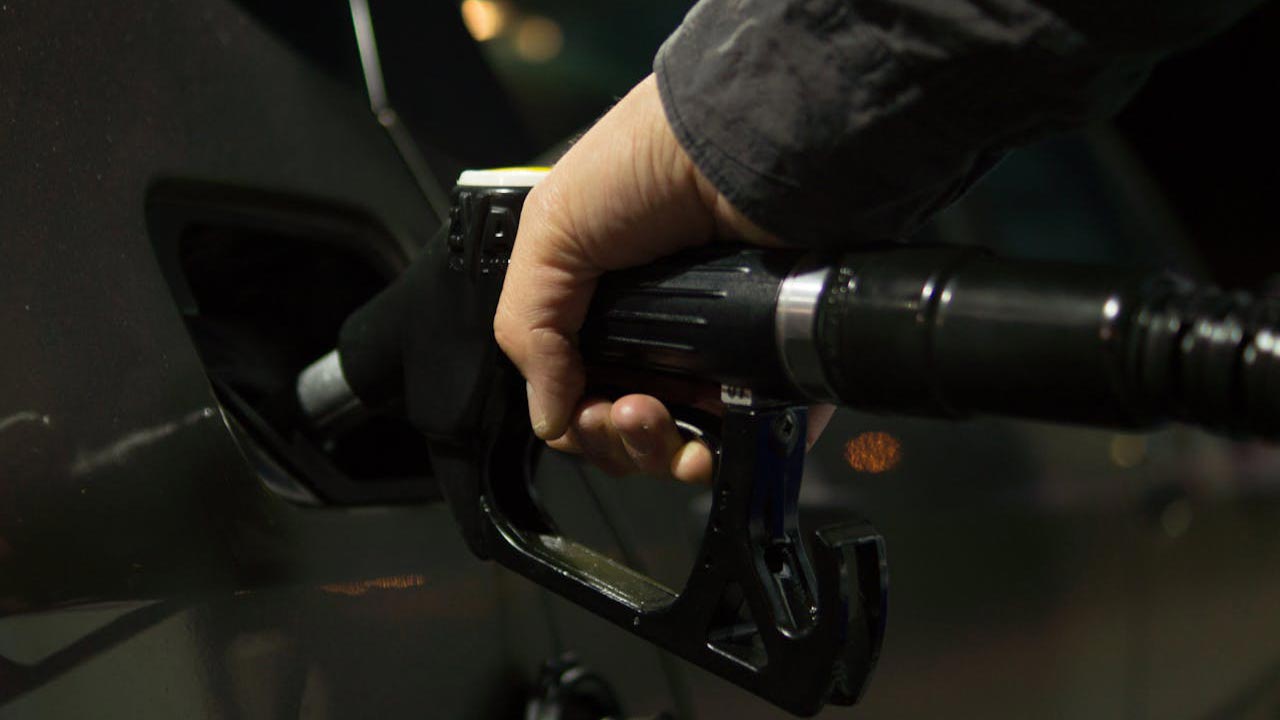 Fare-benzina-Foto-di-ClickerHappy-da-Pexels-MobilitàSostenibile