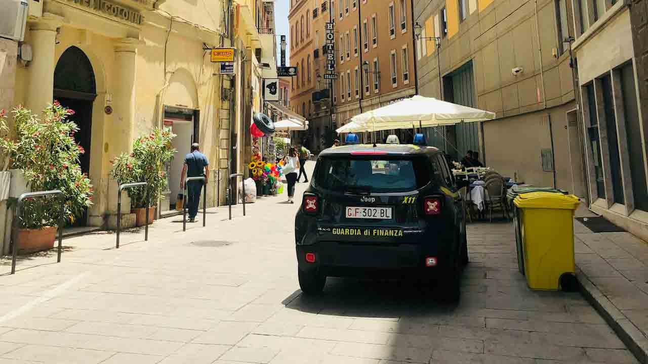 Guardia-di-Finanza-Foto-di-Joy-Rocacorba-da-Pexels-MobilitàSostenibile