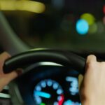 mano di una donna sul volante dell'auto