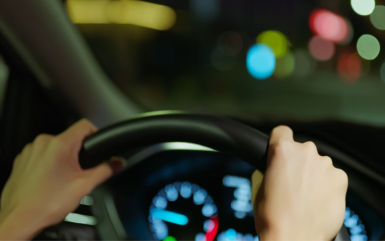 mano di una donna sul volante dell'auto