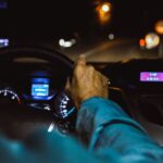 Over 60 alla guida di un'auto di notte