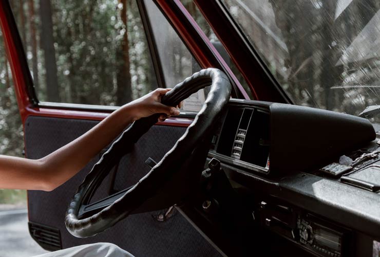 Guidare-Foto-di-cottonbro-studio-da-Pexels-MobilitàSostenibile