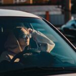 Guidare-con-occhiali-da-sole-Foto-di-Alexander-Taranenko-da-Pexels-MobilitàSostenibile