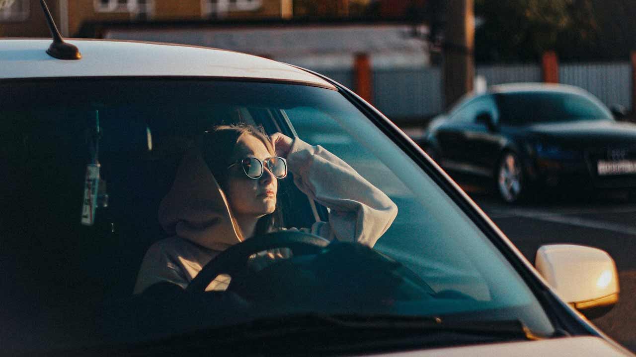 Guidare-con-occhiali-da-sole-Foto-di-Alexander-Taranenko-da-Pexels-MobilitàSostenibile