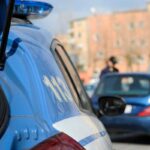 Posto di blocco, polizia che effettua il controllo del libretto di circolazione ad un conducente
