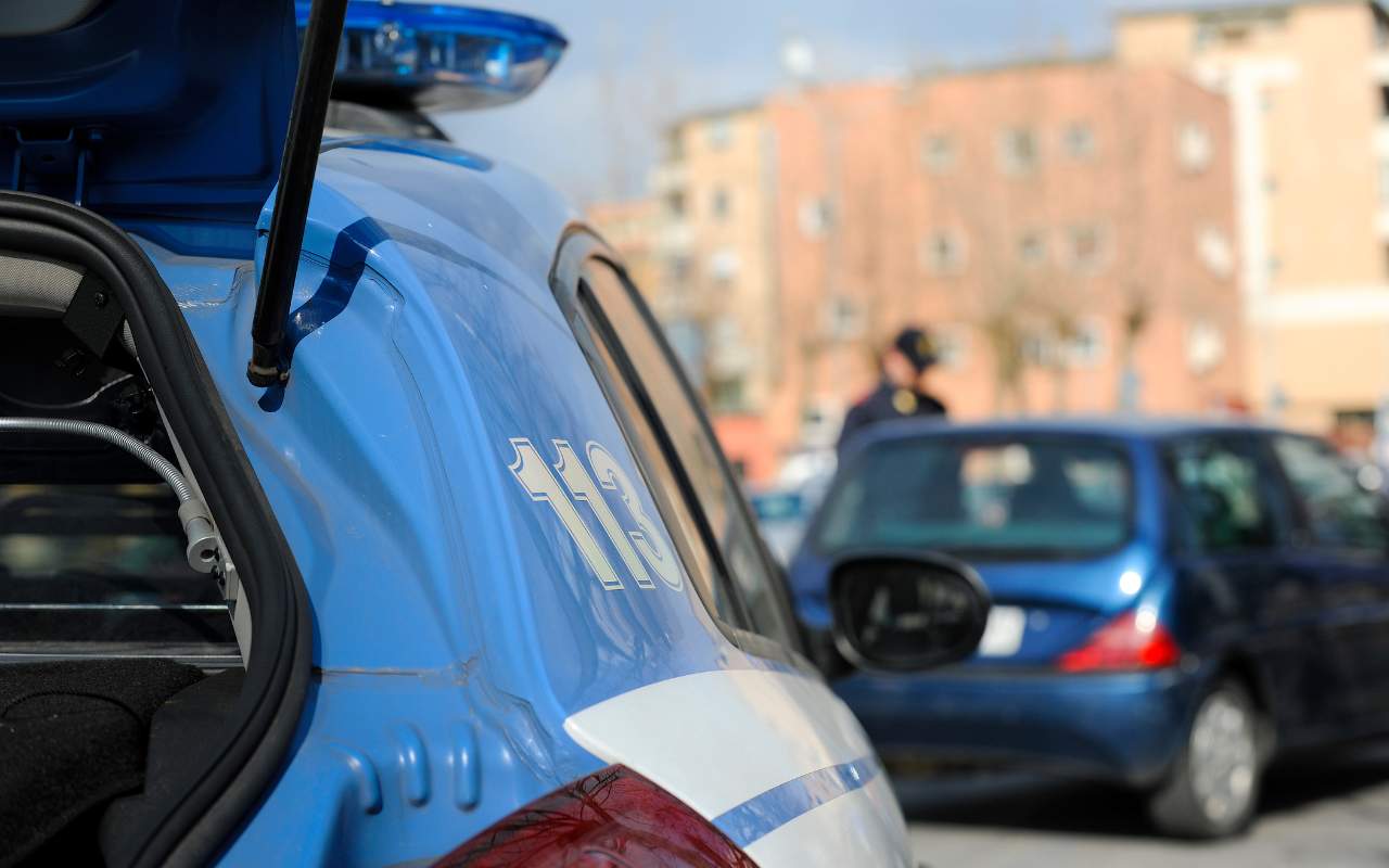Posto di blocco, polizia che effettua il controllo del libretto di circolazione ad un conducente