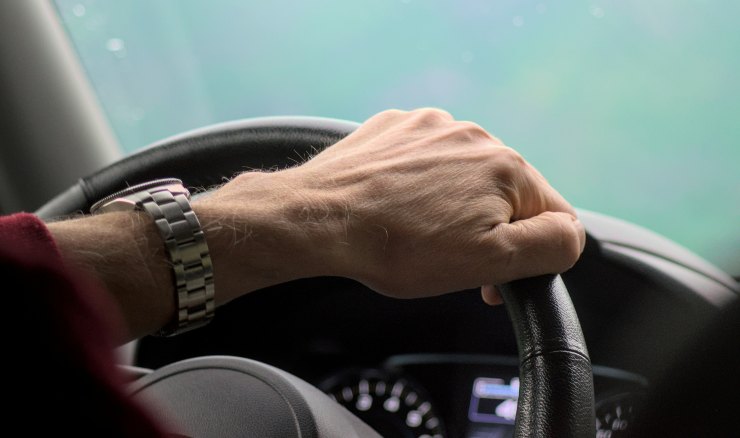 Uomo al volante dell'auto