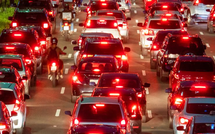 Auto nel traffico di sera con stop accesi