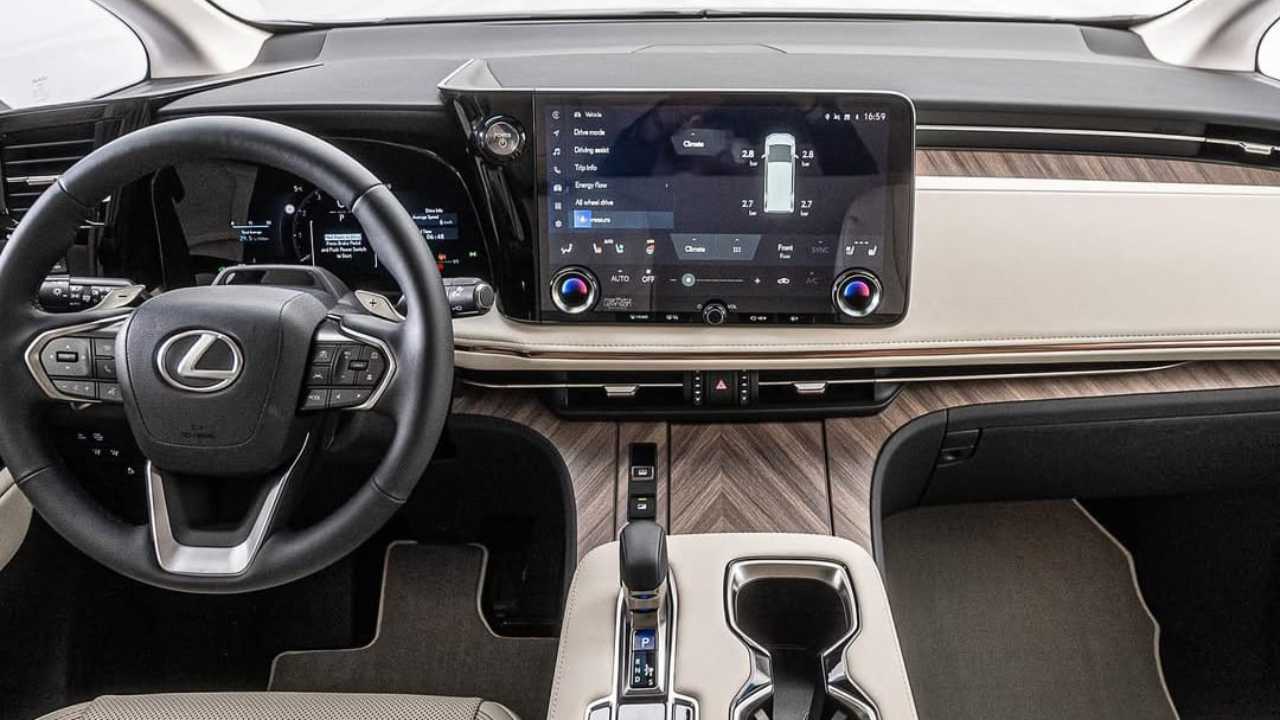 Lexus presenta un’auto elettrica mai vista prima: ecco il minivan a sei ruote | Sfida lanciata alla Cina