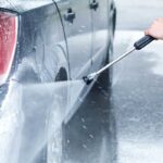 Persona che lava la sua auto