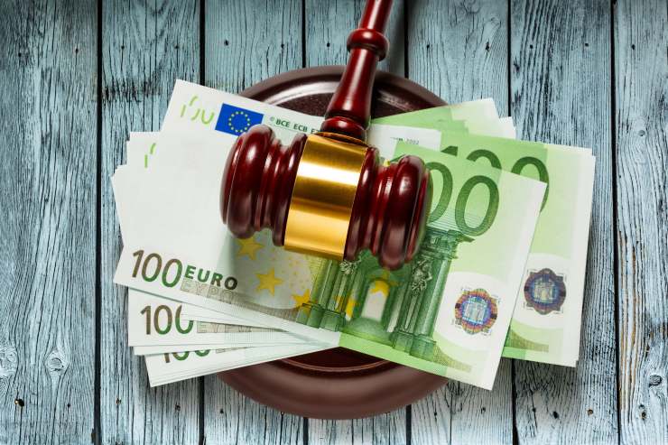 martello giudice sopra a banconote da 100€