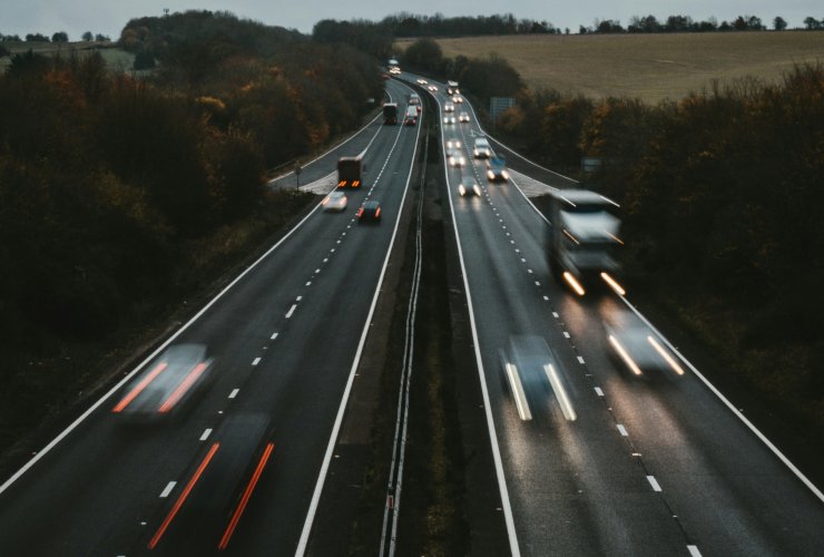 Autostrada vista dall'alto con veicoli in movimento