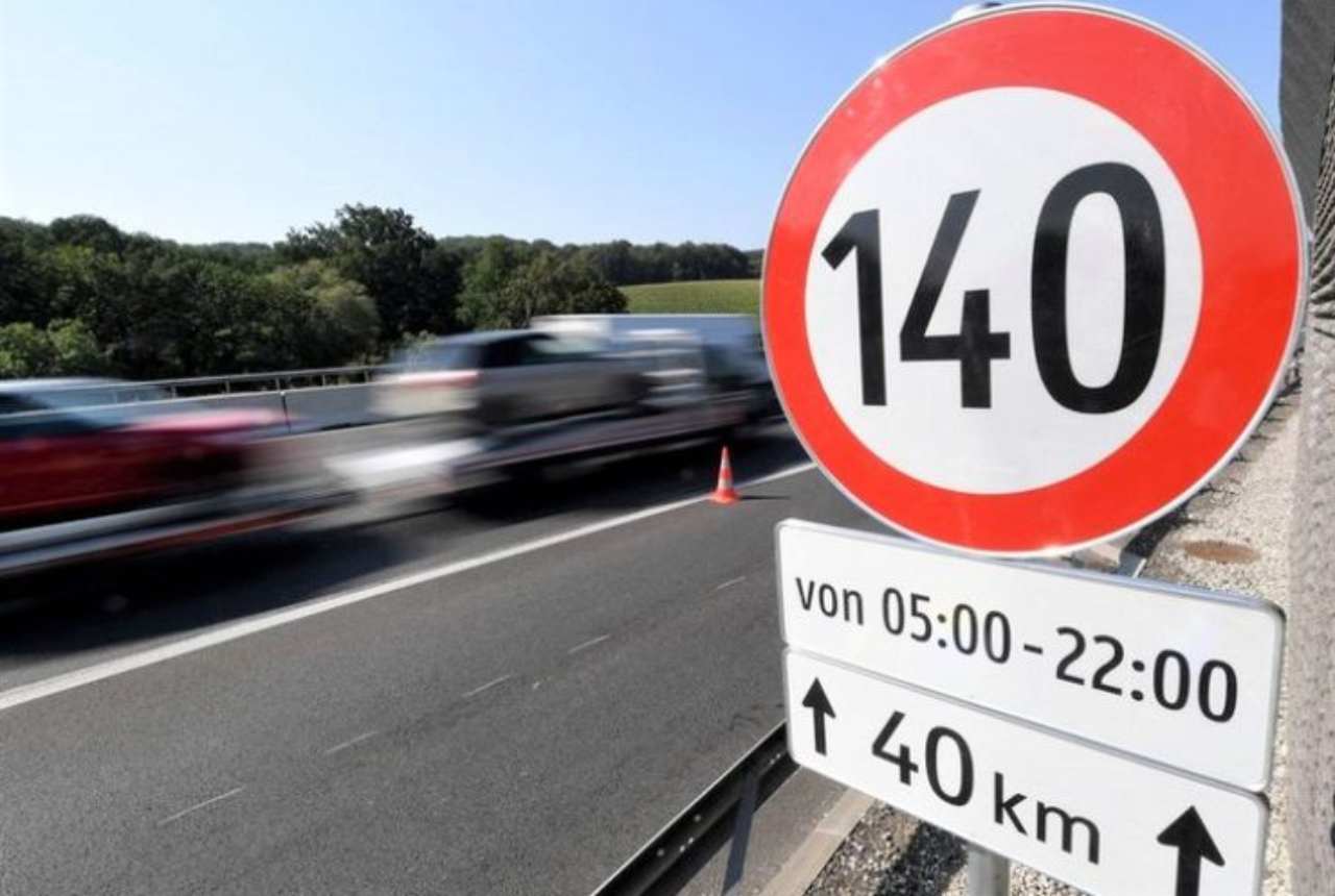 Cartello autostradale 140km/h