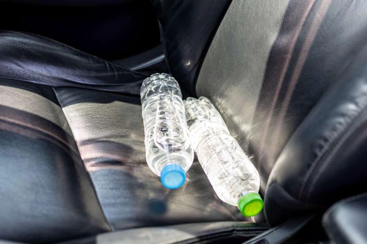 Bottigliette adagiate sul sedile posteriore dell'auto