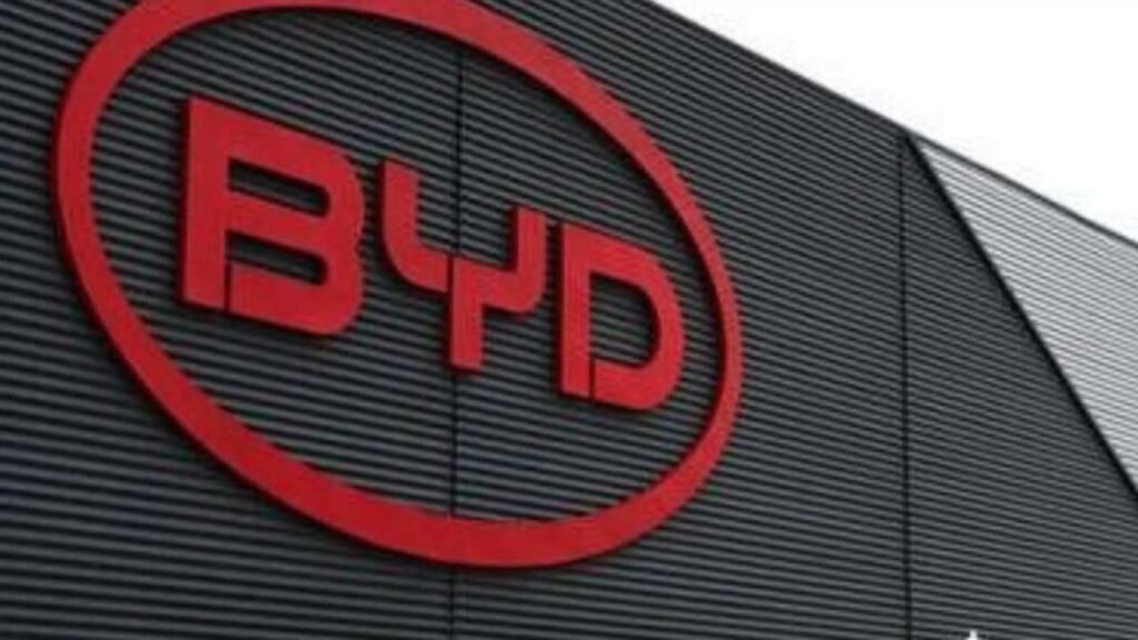 Tira e molla BYD in Cina: crollano gli utili ma aumenta l’export | 1 milione di auto vendute all’estero