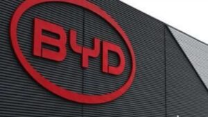 Logo BYD in fabbrica