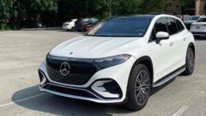 Mercedes EQS su stada