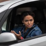 Donna al volante indignata durante un posto di blocco