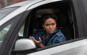 Donna al volante indignata durante un posto di blocco