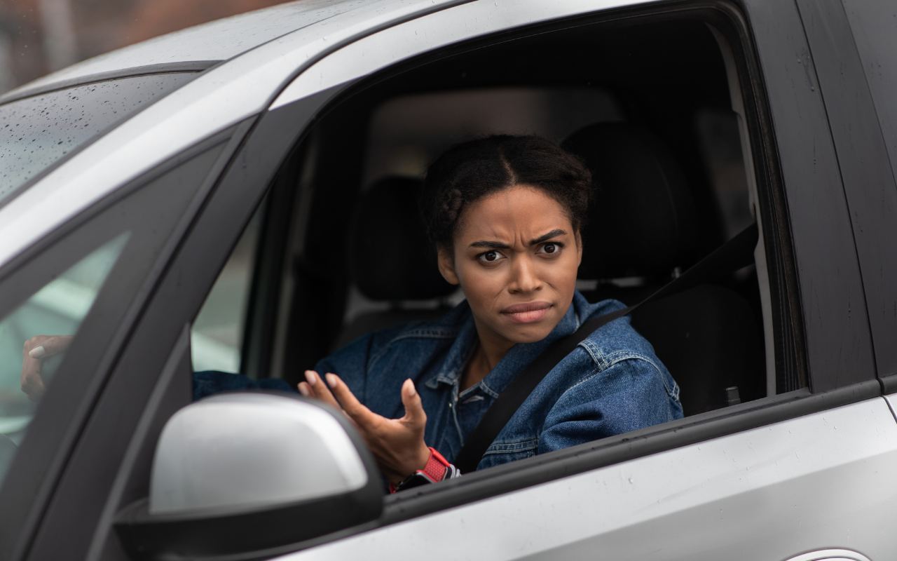 Donna al volante indignata durante un posto di blocco