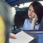 ragazza fermata dalle forze dell'ordine al posto di blocco