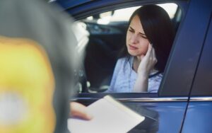 ragazza fermata dalle forze dell'ordine al posto di blocco