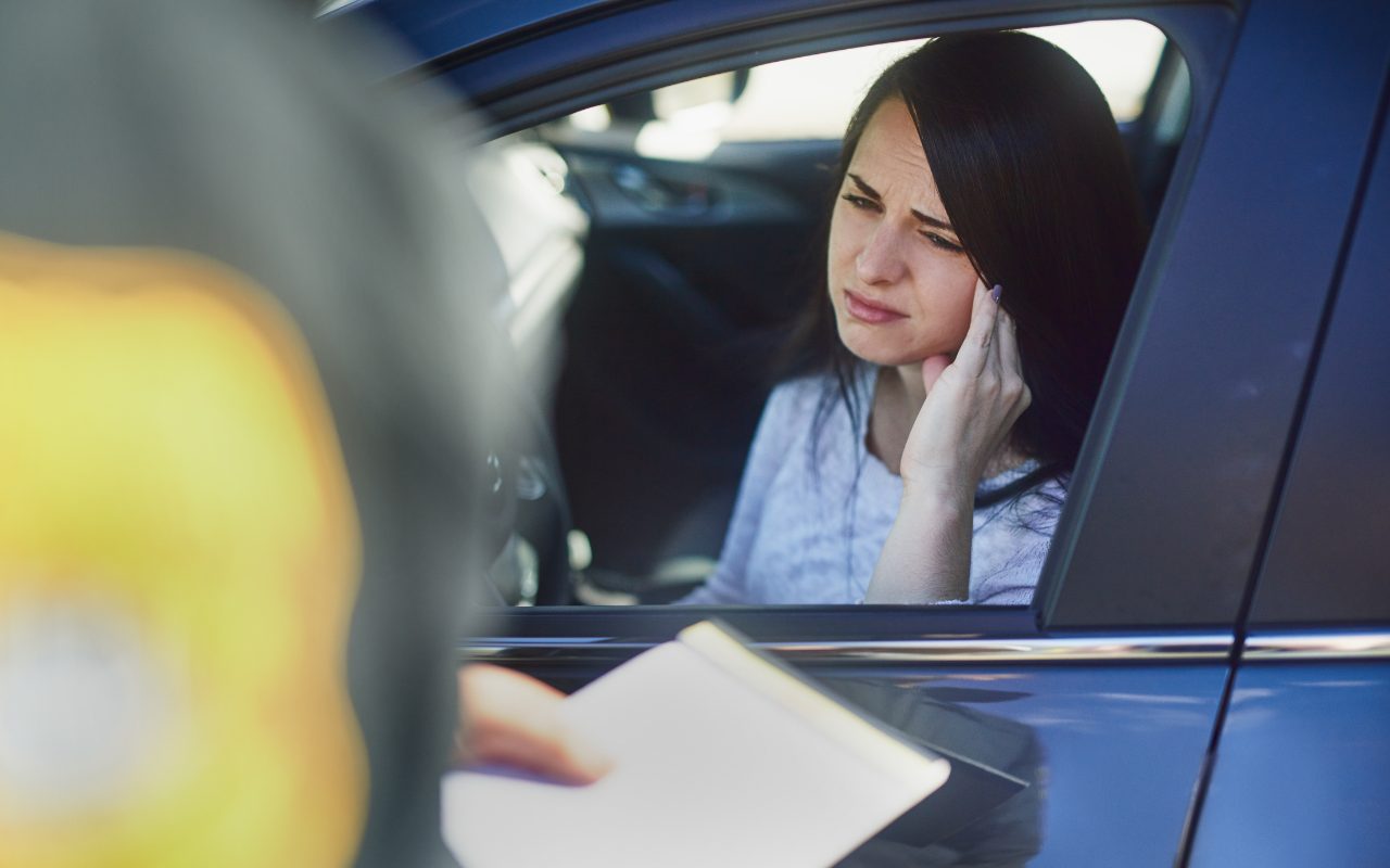 ragazza fermata dalle forze dell'ordine al posto di blocco