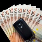 Chiavi auto sopra a banconote da 50€
