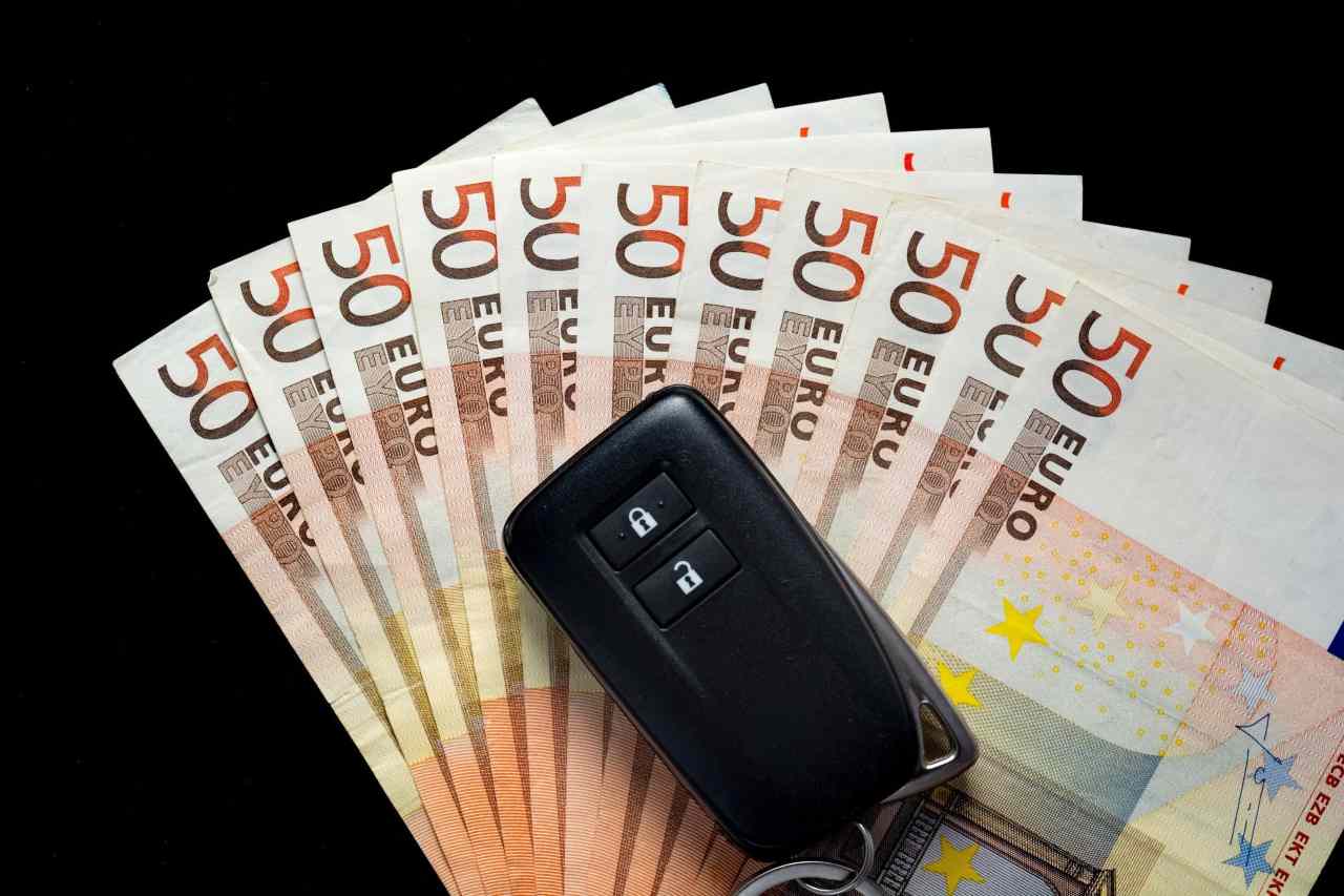 Chiavi auto sopra a banconote da 50€