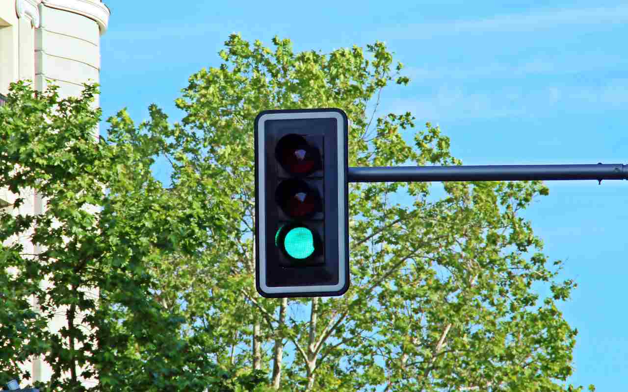 Semaforo verde veicoli carreggiata