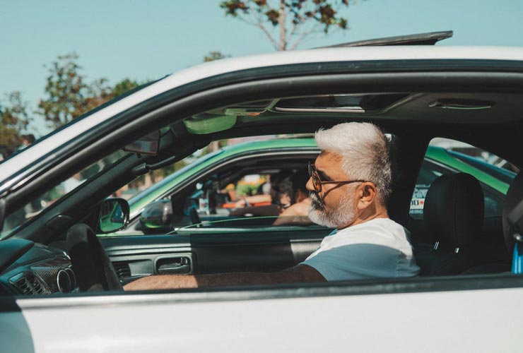 Occhiali-da-sole-alla-guida-Foto-di-Cemrecan-Yurtman-da-Pexels-MobilitàSostenibile.it