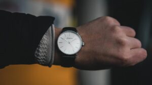 Orologio-che-segna-le-22-Foto-di-Marius-Mann-da-Pexels-MobilitàSostenibile.it