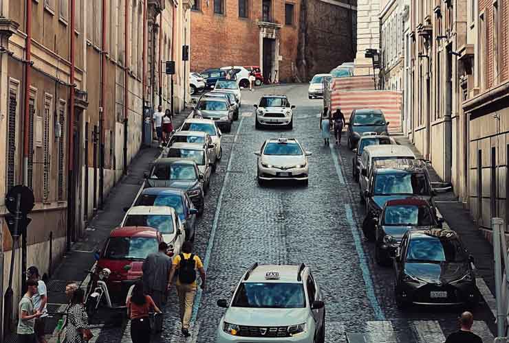 Parcheggio-con-strisce-blu-Foto-di-Alper-D-da-Pexels-MobilitàSostenibile